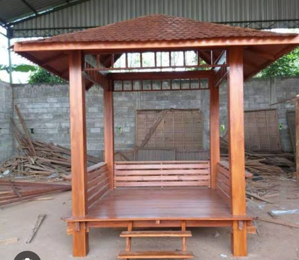 Interior restoran lesehan rumah kayu dan bambu